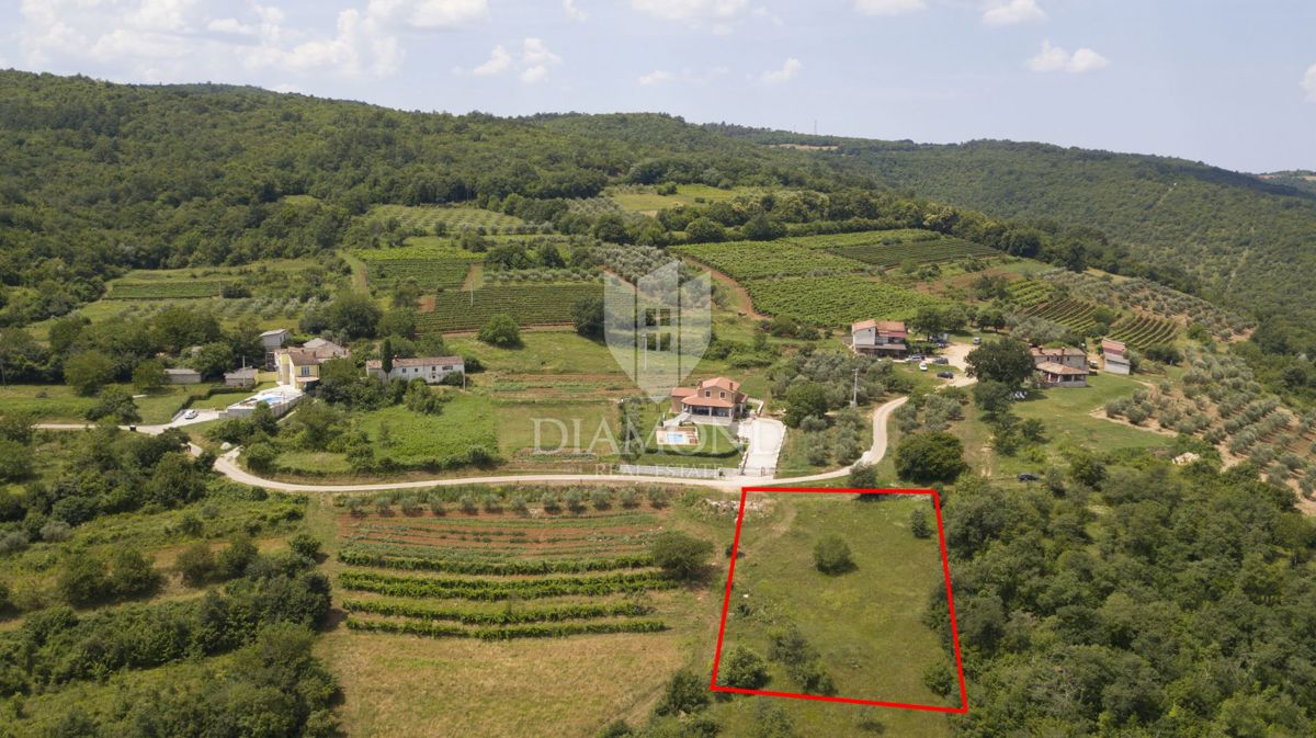 Motovun, okolica! Zemljišče v coni T2 s čudovitim razgledom!