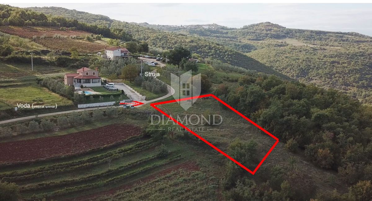 Motovun, okolica! Zemljišče v coni T2 s čudovitim razgledom!