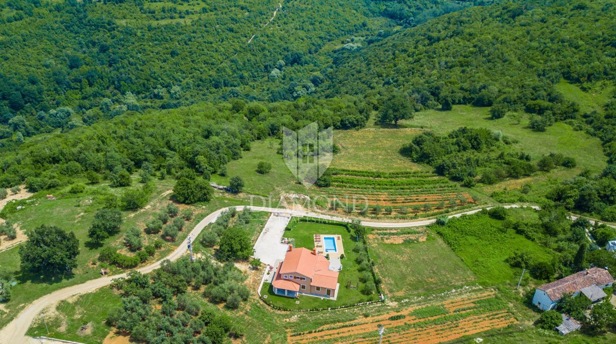 Motovun, okolica! Zemljišče v coni T2 s čudovitim razgledom!