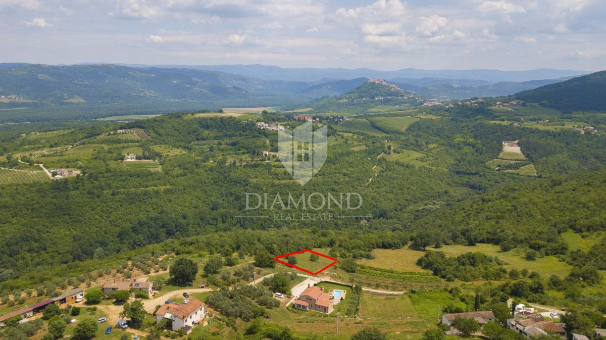 Motovun, okolica! Zemljišče v coni T2 s čudovitim razgledom!