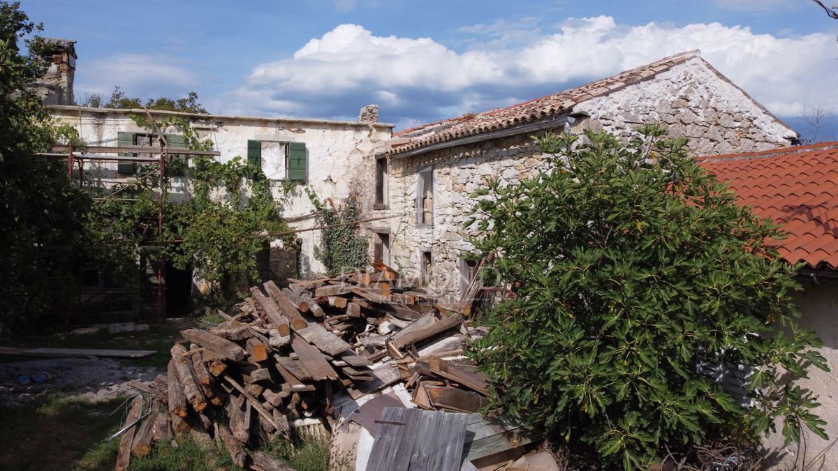 Buzet, Hiša z začeto adaptacijo pri Roču!