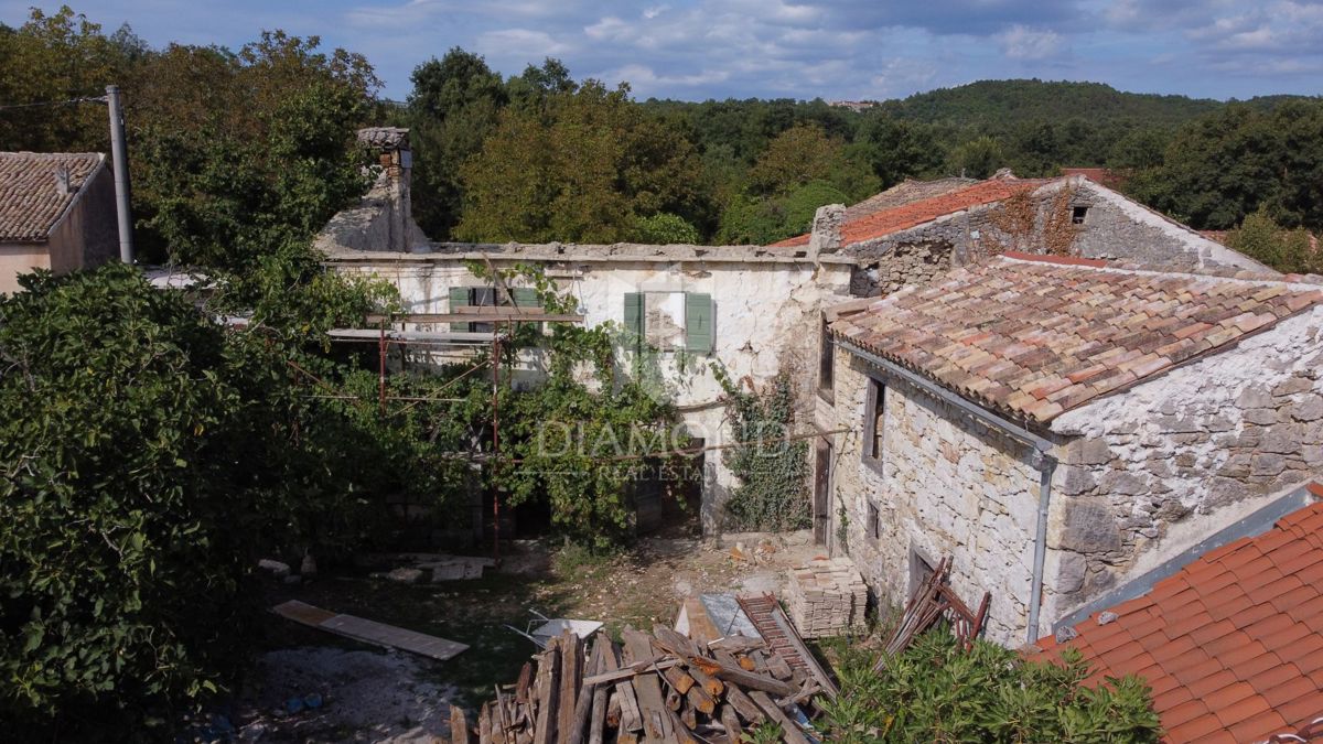 Buzet, Hiša z začeto adaptacijo pri Roču!