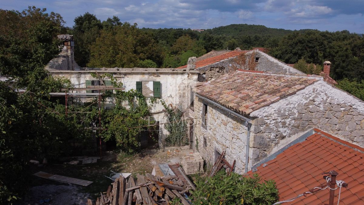 Buzet, Hiša z začeto adaptacijo pri Roču!