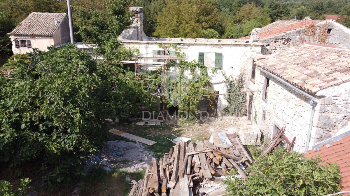 Buzet, Hiša z začeto adaptacijo pri Roču!