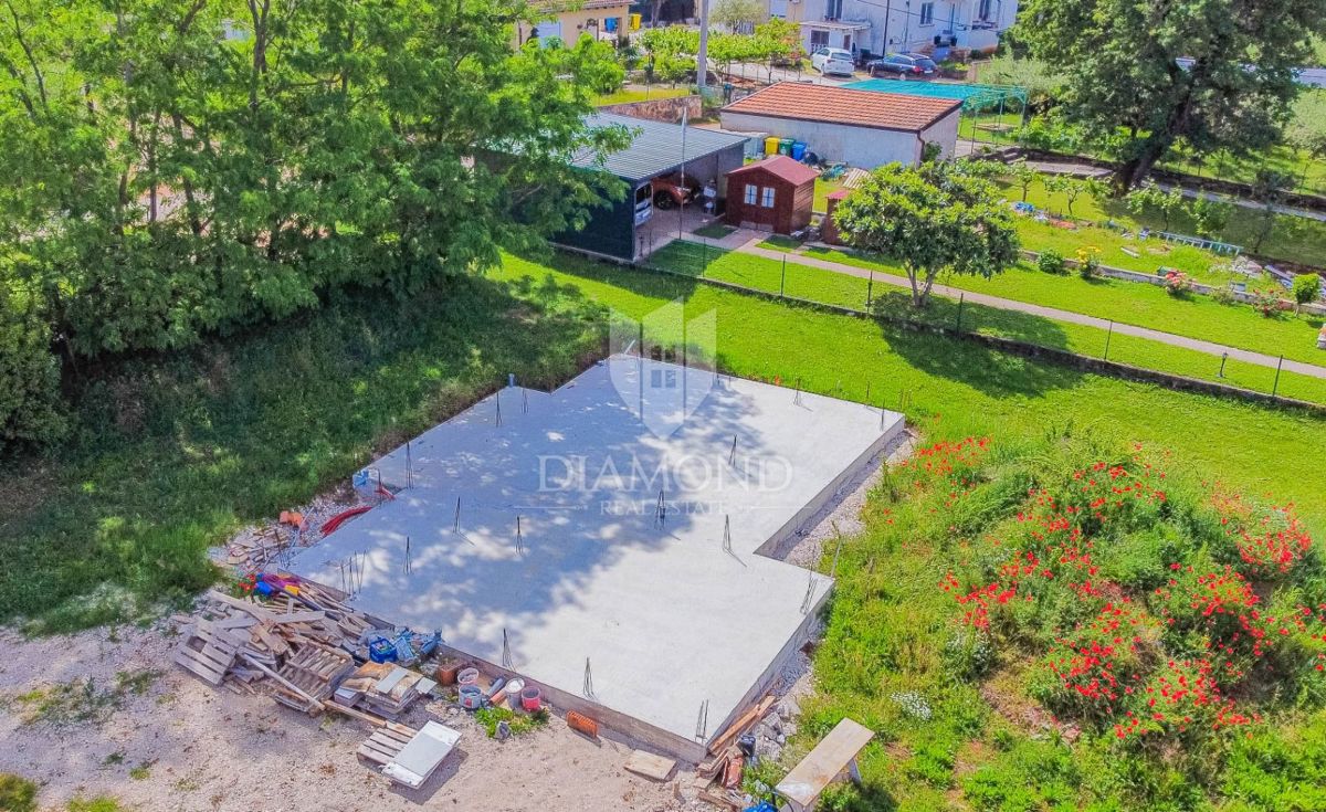 Prostorna vila v gradnji na mirni lokaciji!