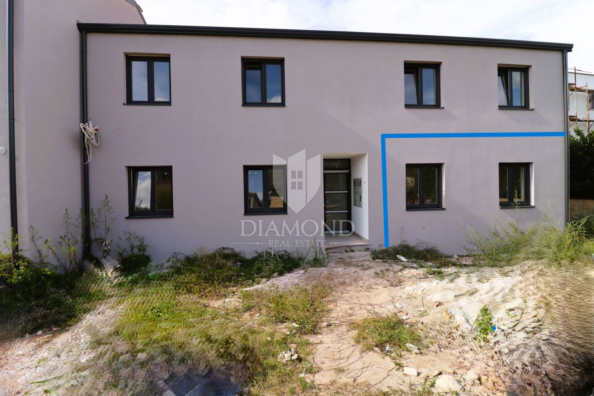 Poreč, okolica, stanovanje v novogradnji z vrtom