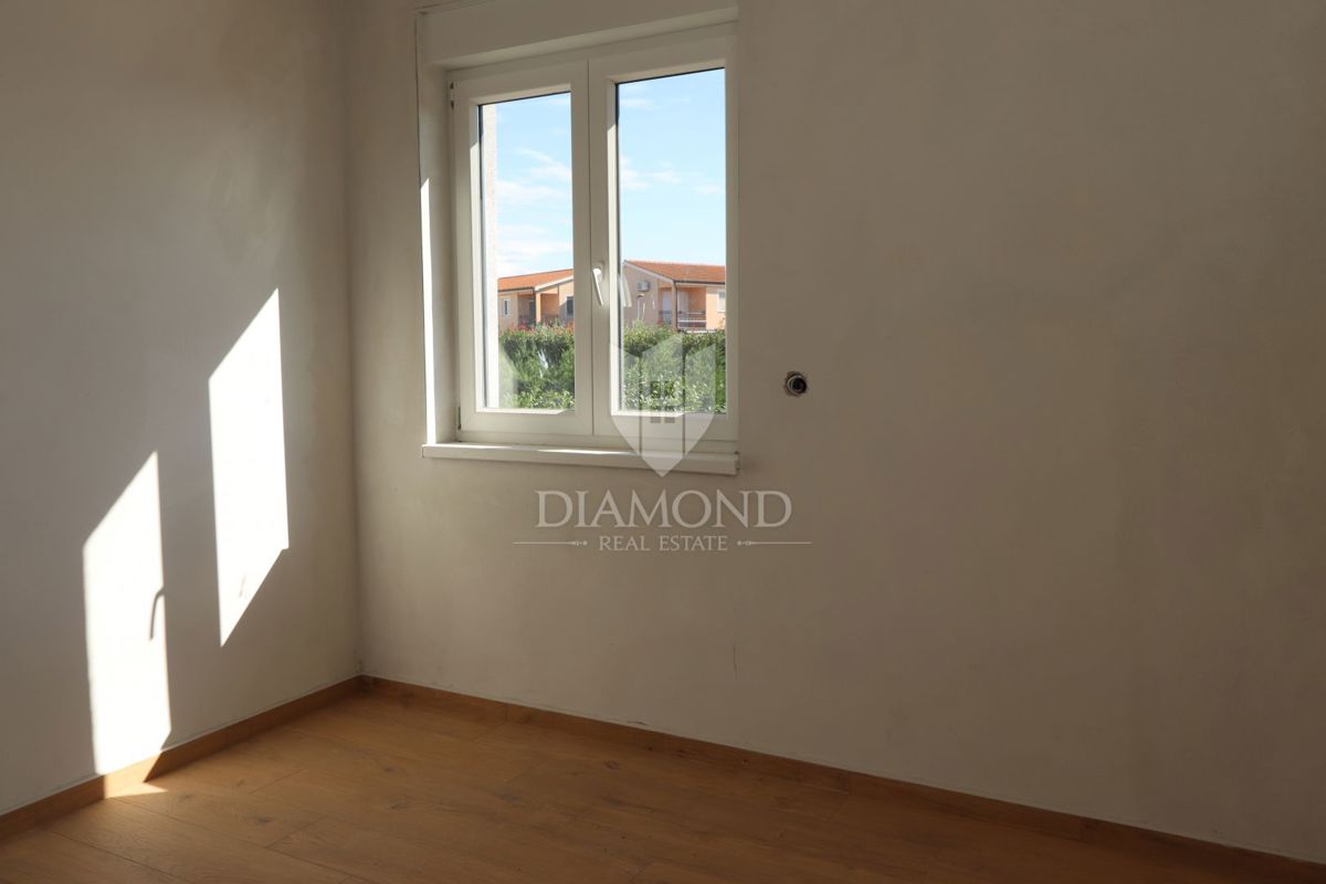 Poreč, okolica, stanovanje v novogradnji z vrtom