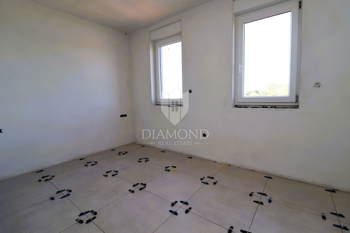 Občina Poreč, dvonadstropni apartma v novogradnji, pogled na morje!