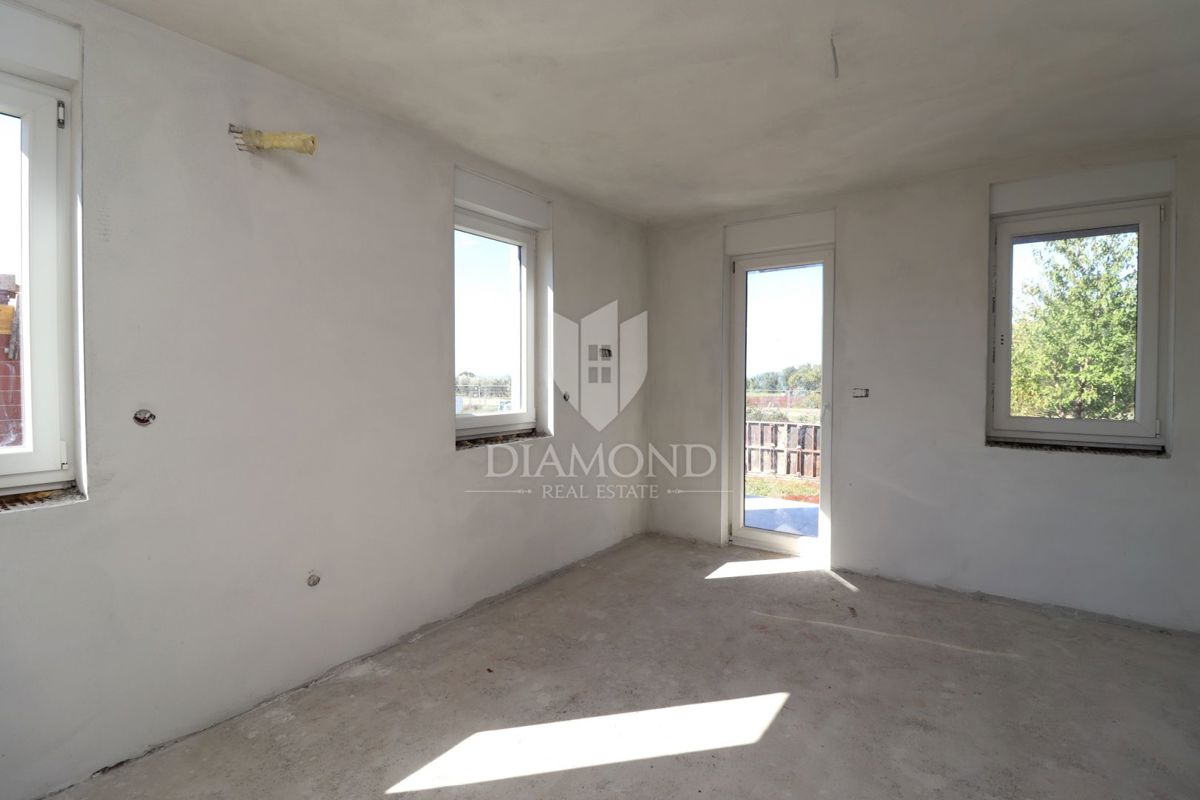 Občina Poreč, dvonadstropni apartma v novogradnji, pogled na morje!