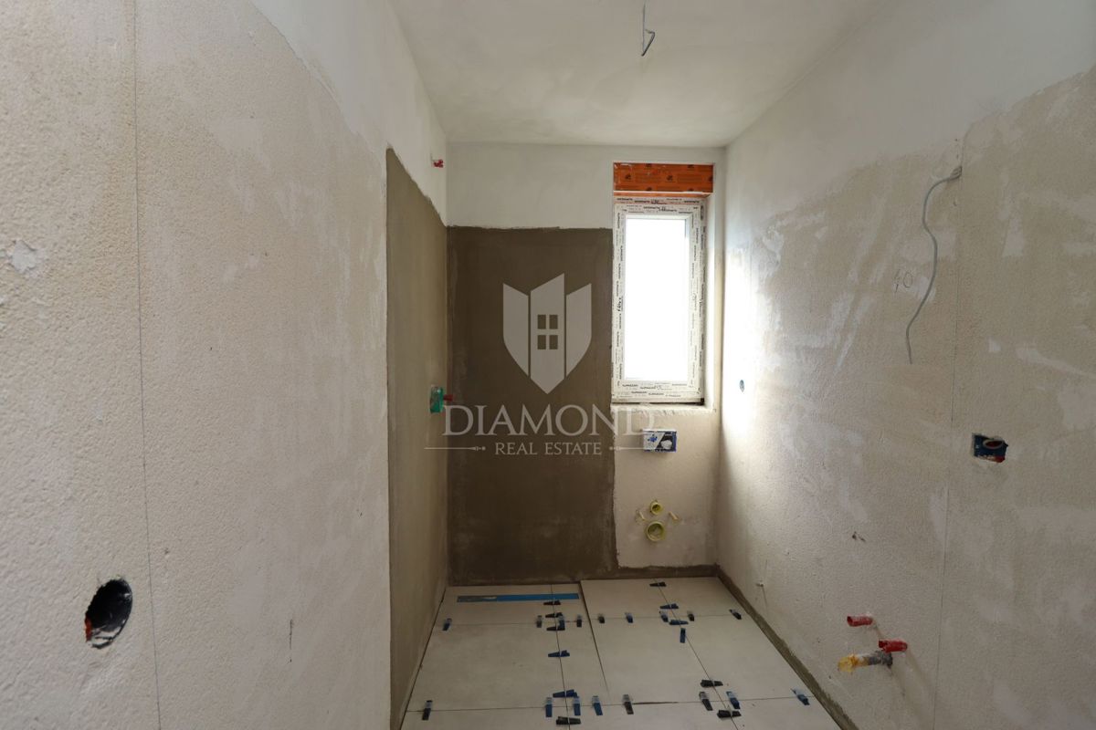 Občina Poreč, dvonadstropni apartma v novogradnji, pogled na morje!