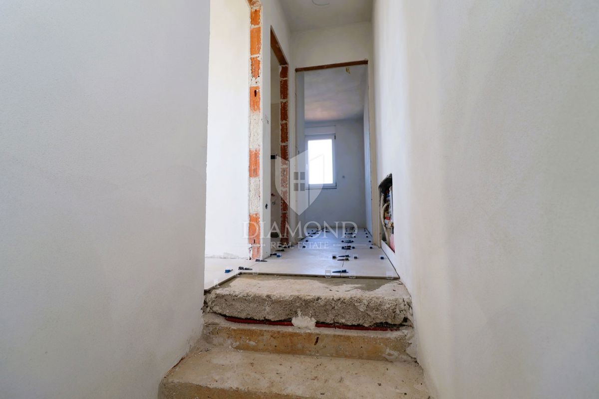 Občina Poreč, dvonadstropni apartma v novogradnji, pogled na morje!