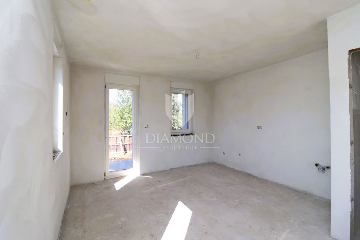 Občina Poreč, dvonadstropni apartma v novogradnji, pogled na morje!