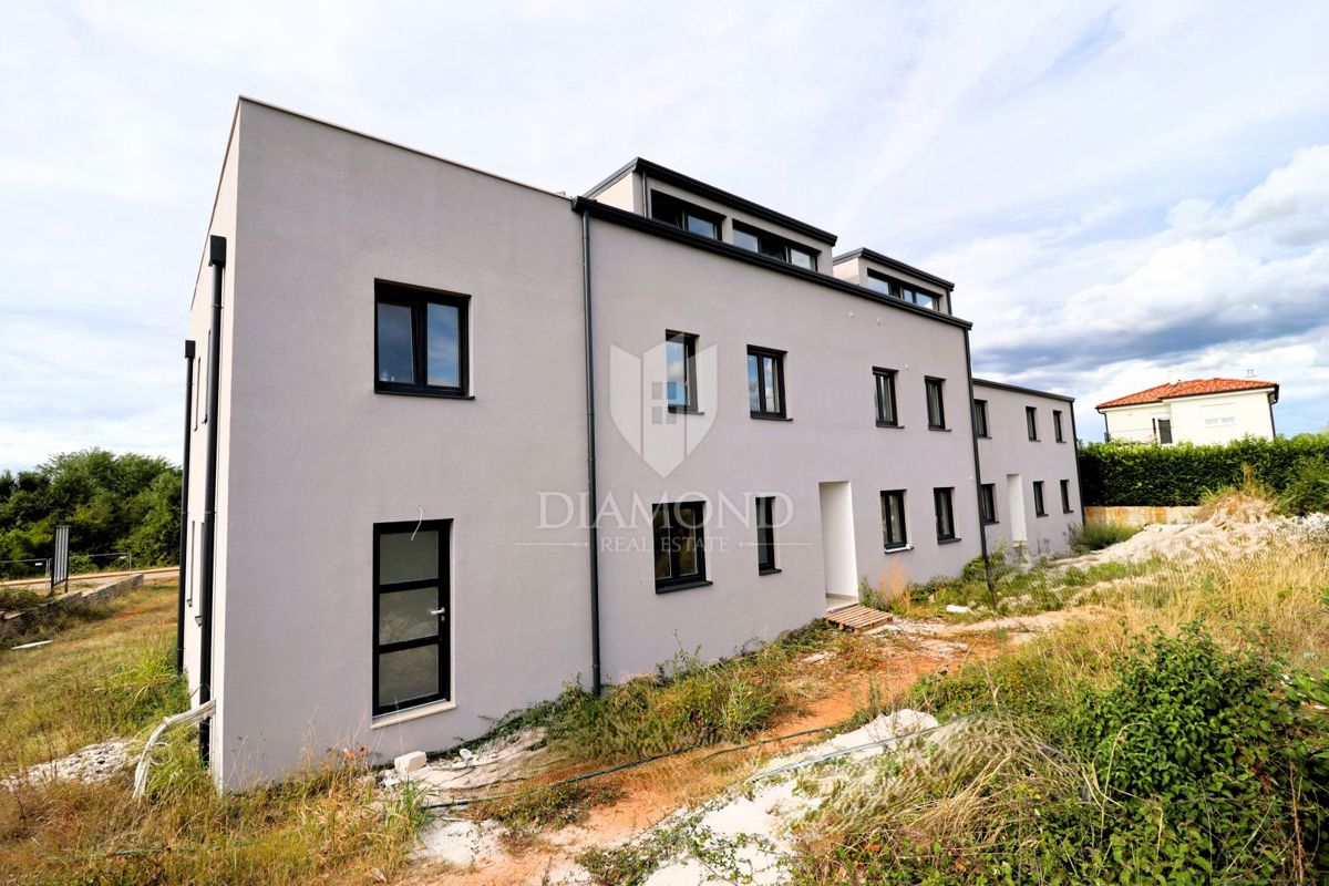 Občina Poreč, dvonadstropni apartma v novogradnji, pogled na morje!