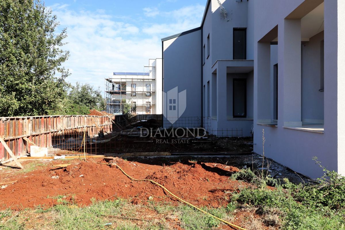 Občina Poreč, dvonadstropni apartma v novogradnji, pogled na morje!