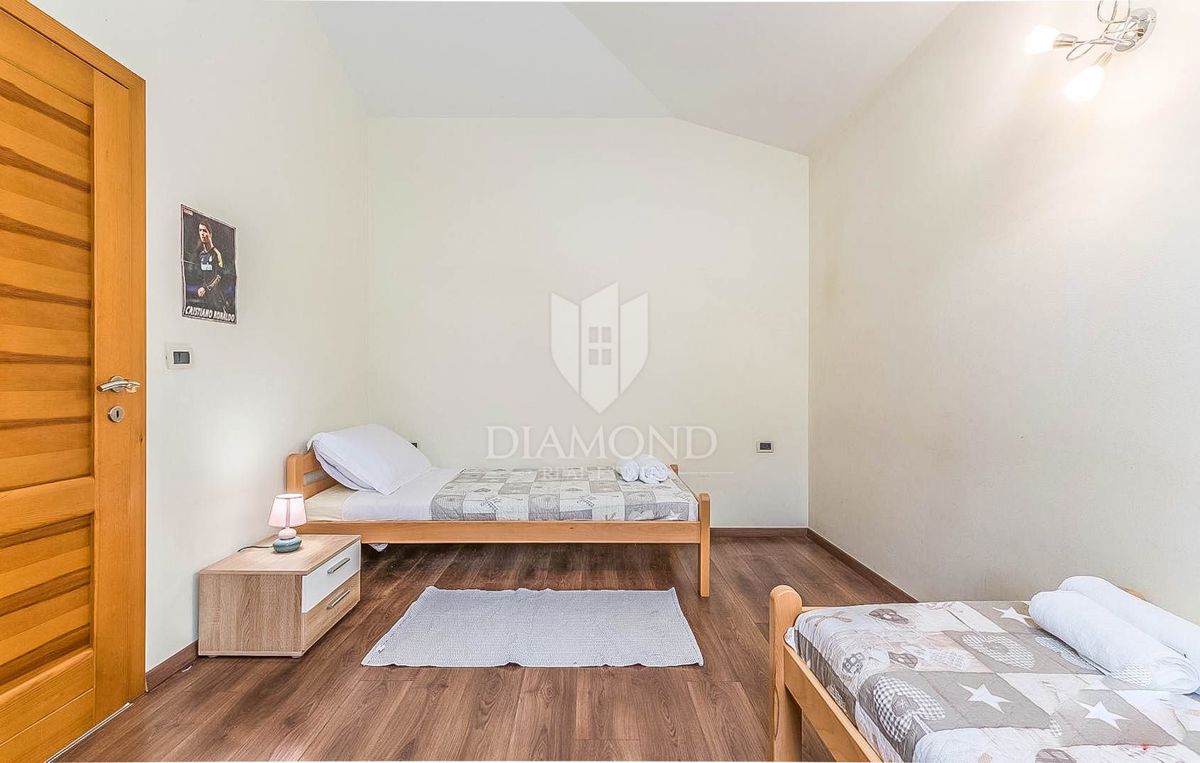 Poreč, moderna hiša z bazenom v bližini Poreča!