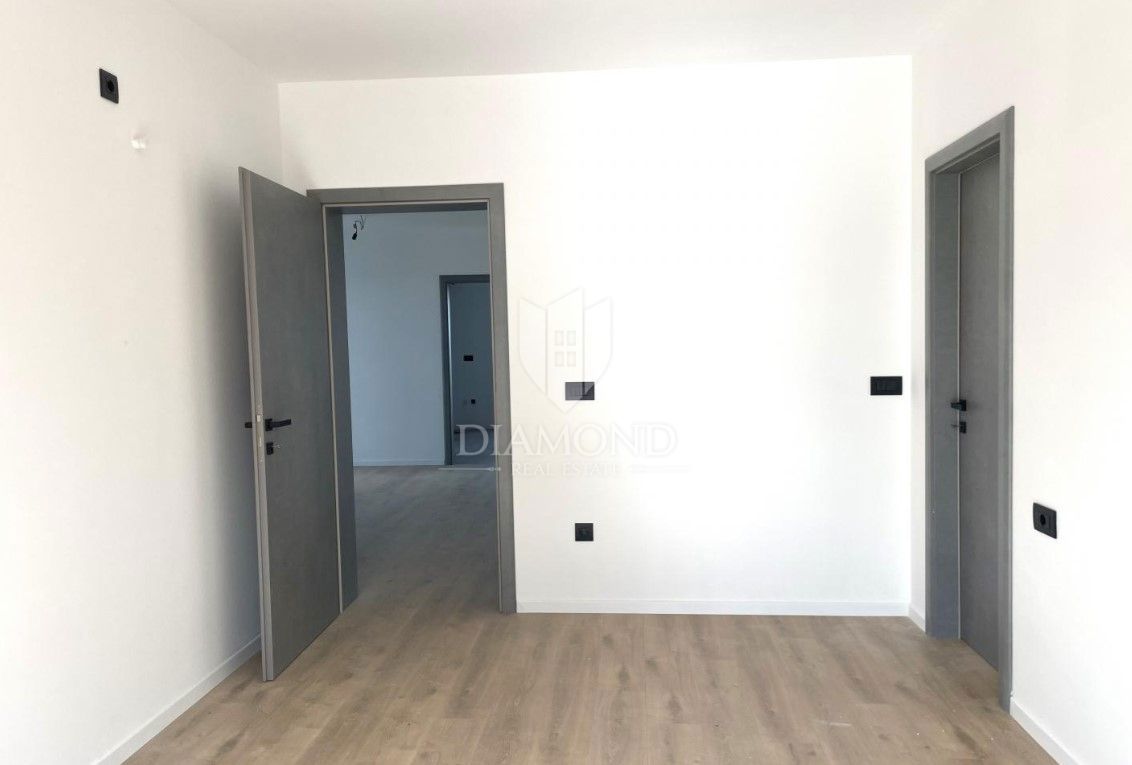 Labin, moderna vila z bazenom