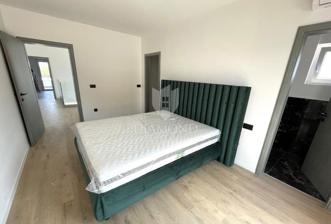 Labin, moderna vila z bazenom