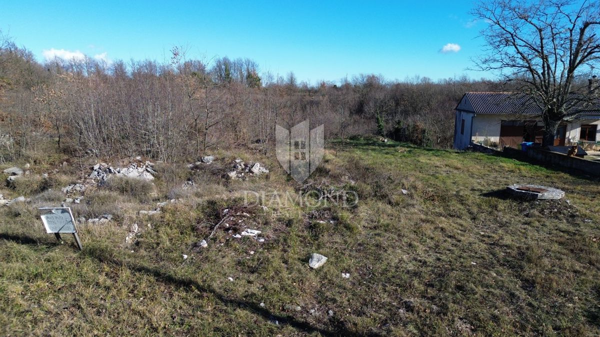 Veliko gradbeno zemljišče v bližini Vodnjana