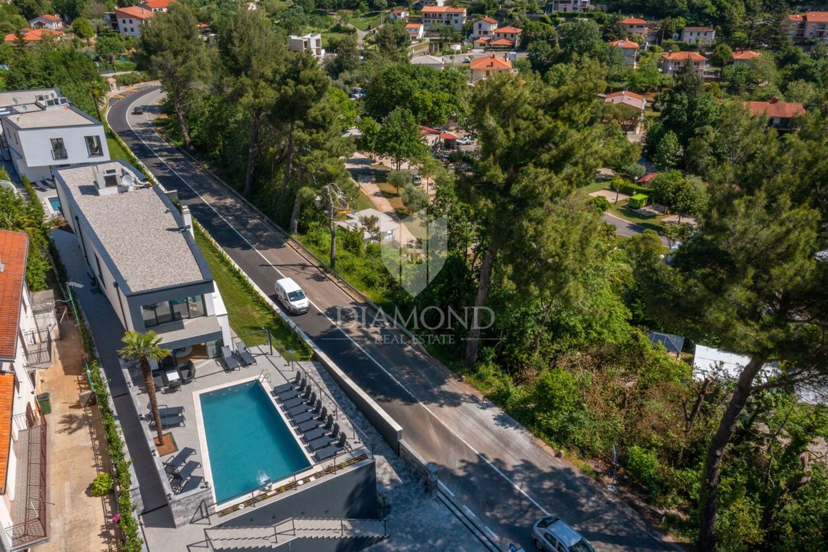 Mošćenička Draga, moderna vila v bližini plaže, pogled na morje