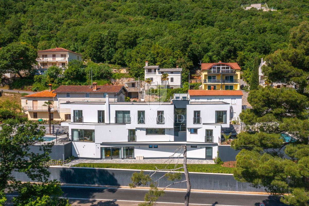 Mošćenička Draga, moderna vila v bližini plaže, pogled na morje