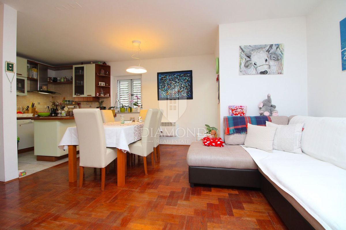 Mošćenička draga, dvoetažni apartma 500 metrov od plaže