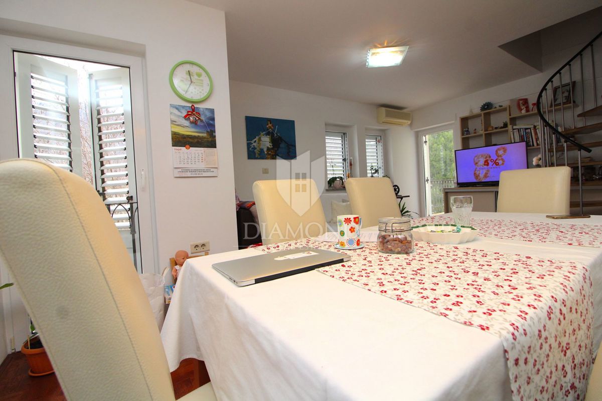 Mošćenička draga, dvoetažni apartma 500 metrov od plaže