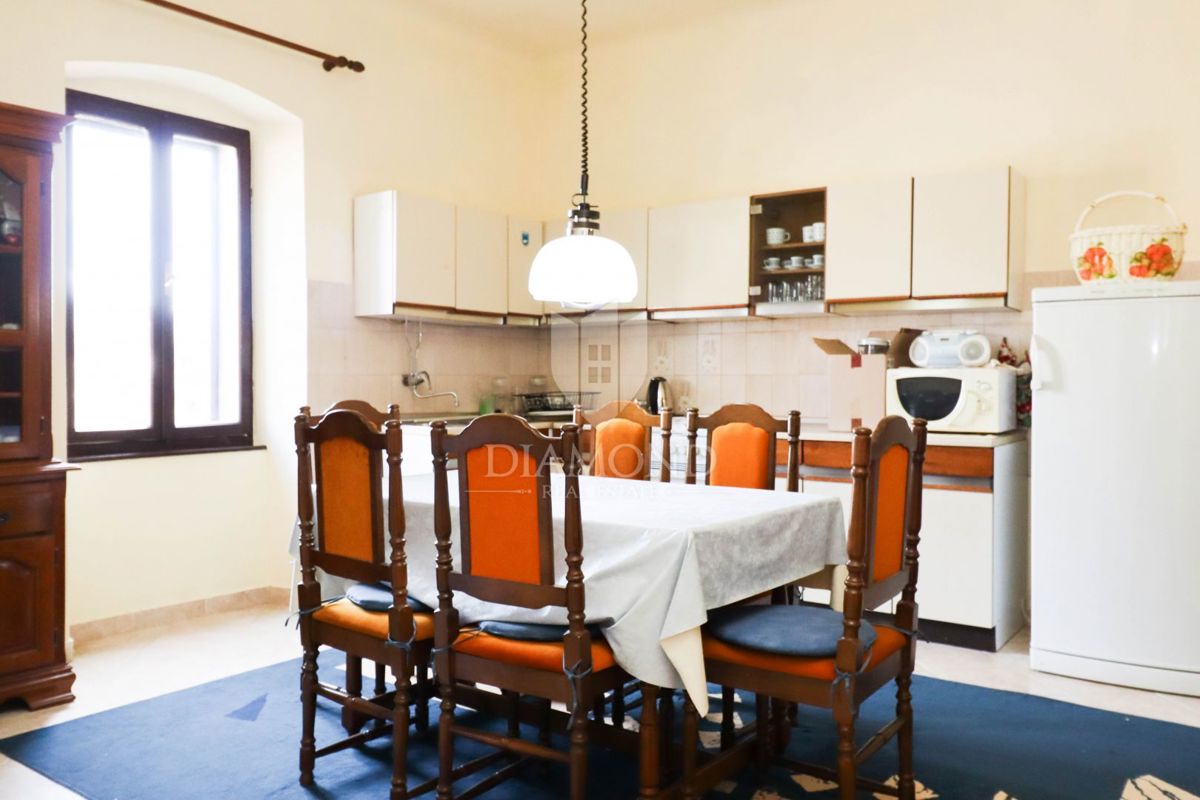 Poreč, okolica – Hiša z dvoriščem v centru