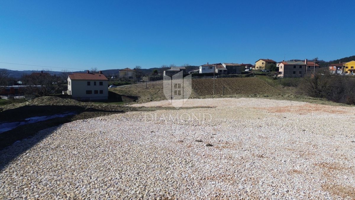 Pazin, lepo zemljišče z gradbenim dovoljenjem