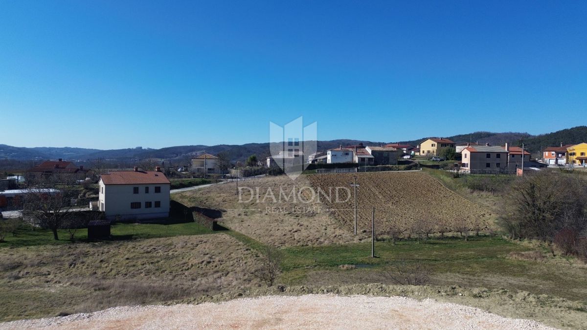 Pazin, lepo zemljišče z gradbenim dovoljenjem