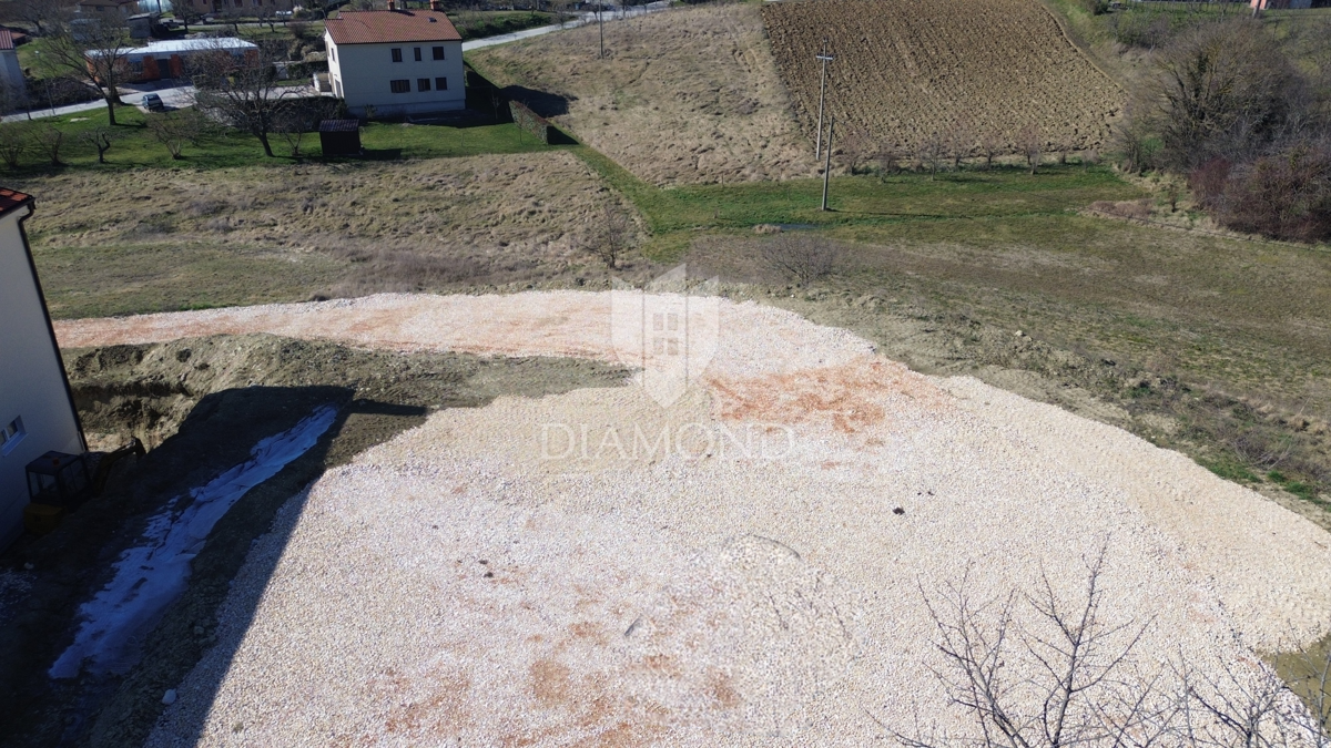 Pazin, lepo zemljišče z gradbenim dovoljenjem