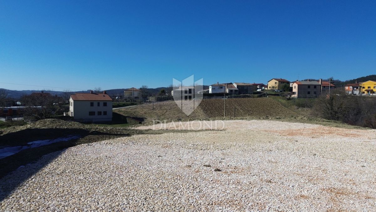Pazin, lepo zemljišče z gradbenim dovoljenjem