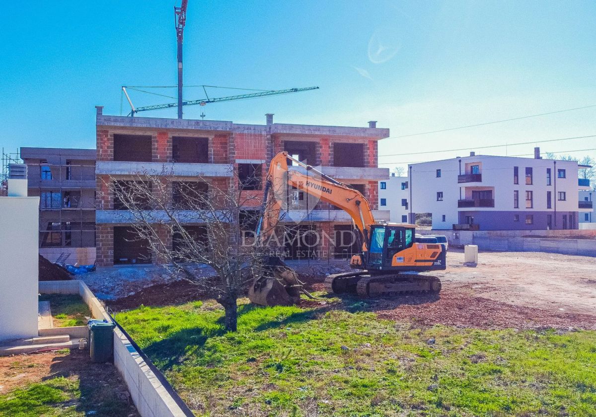 Umag, novogradnja! Stanovanje v pritličju z velikim vrtom!