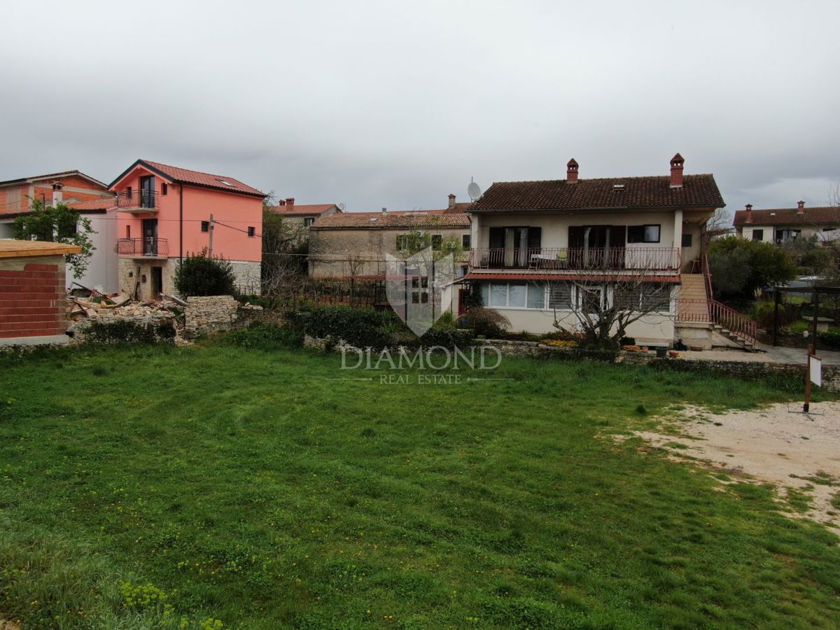 Priložnost! Kanfanar, zemljišče s projektom in gradbenim dovoljenjem