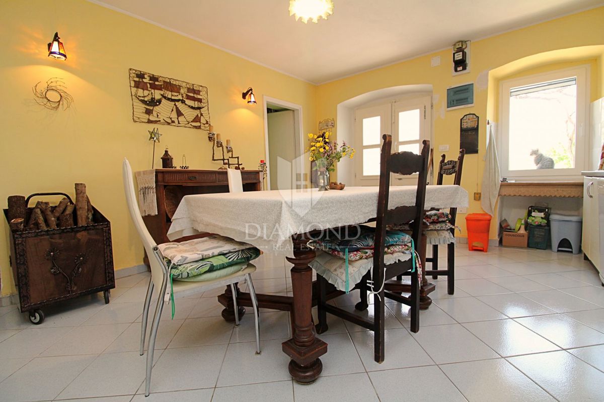 Labin, okolica, prav posebna hiša blizu morja
