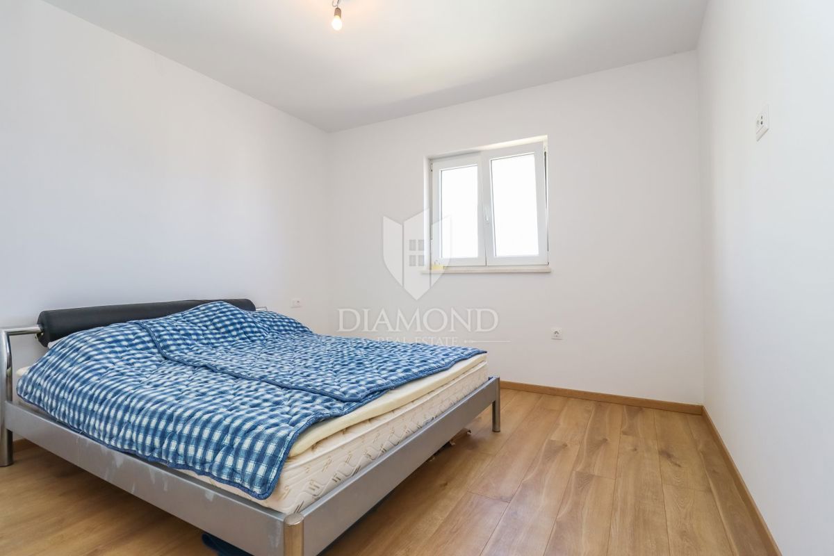 PRILOŽNOST! Stanovanje s 3 spalnicami in garažo v novogradnji v širšem središču Pulja!