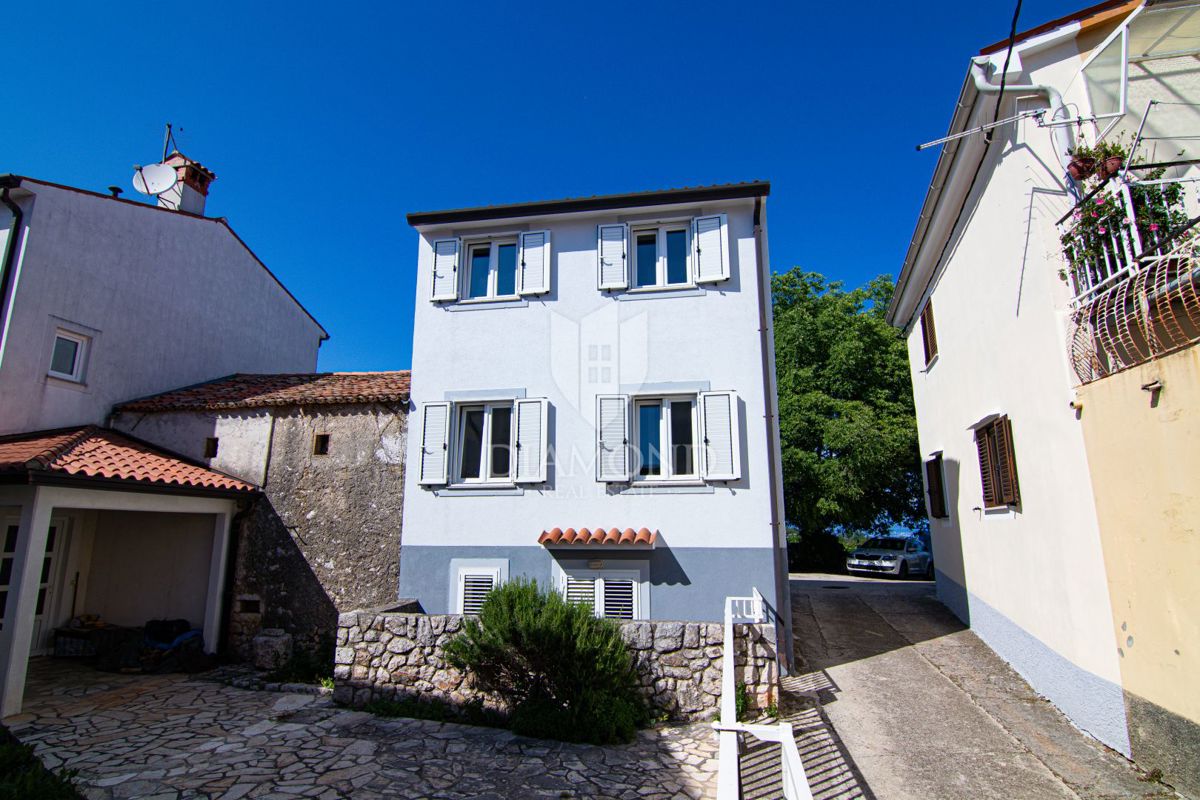 BRSEČ, OBNOVLJENA AVTOHTONSKA KAMNITA HIŠA V CENTRU