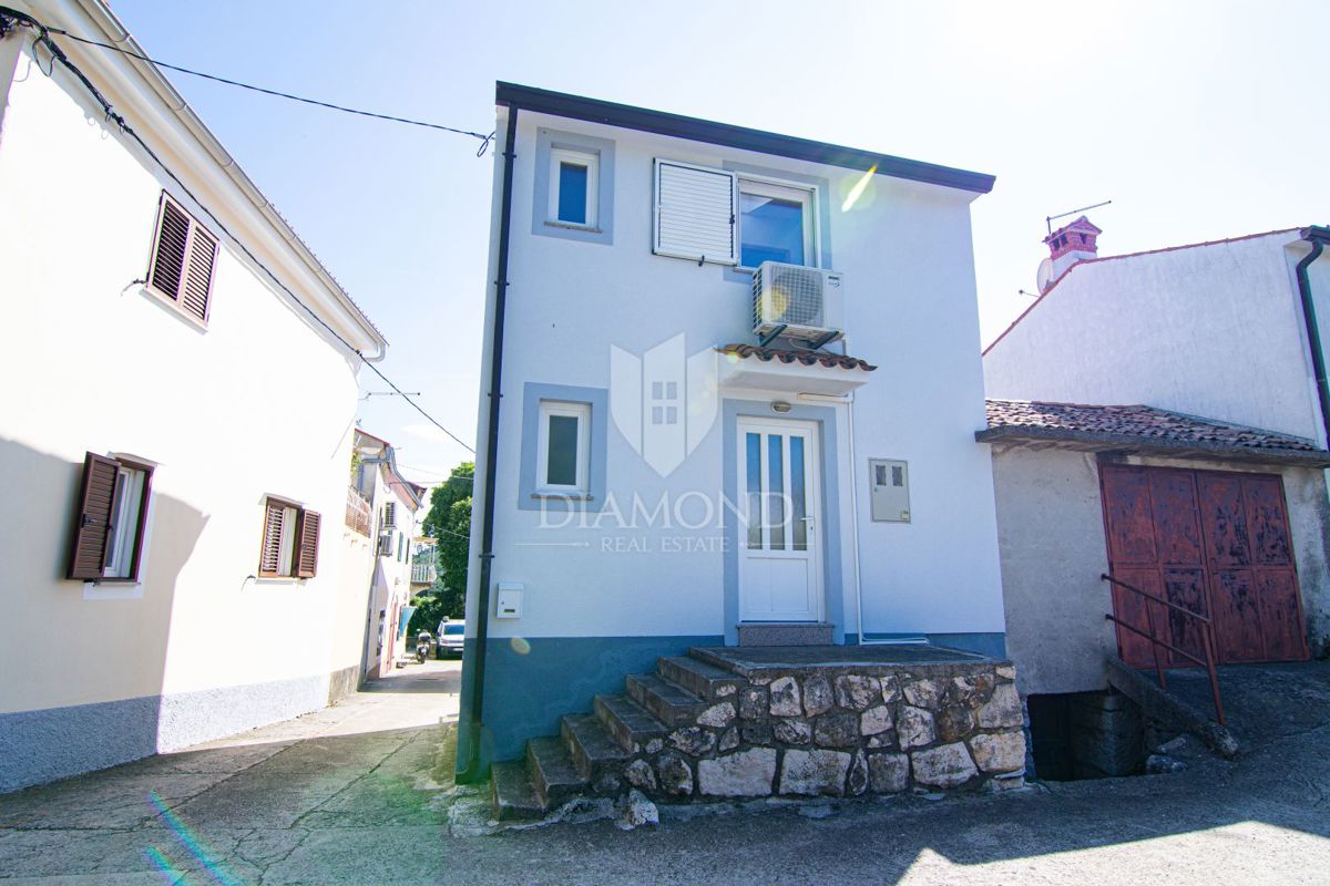 BRSEČ, OBNOVLJENA AVTOHTONSKA KAMNITA HIŠA V CENTRU