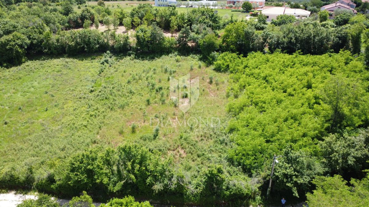 Poreč - okolica - Odlično gradbeno zemljišče 2132 m² s projektom in dovoljenjem