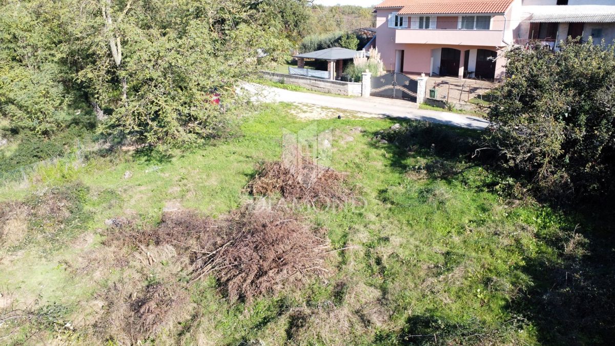 Okolica Poreča, gradbeno zemljišče na robu naselja!