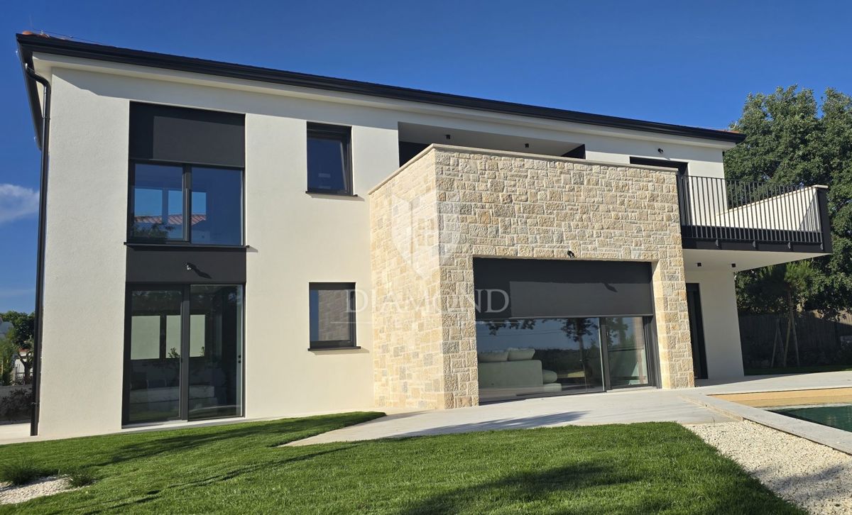 Okolica Poreča – Idilična Moderna Vila z Istrskim Pridihom