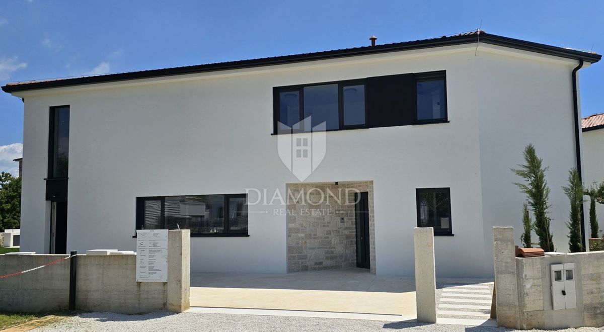 Okolica Poreča – Idilična Moderna Vila z Istrskim Pridihom