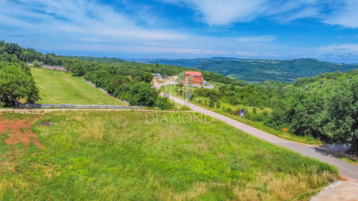 Grad, okolica! Gradbeno zemljišče - idealna naložba!
