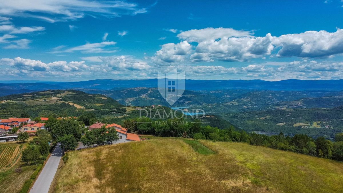 Osrednja Istra, zemljišče 3.874 m² z gradbenim dovoljenjem!