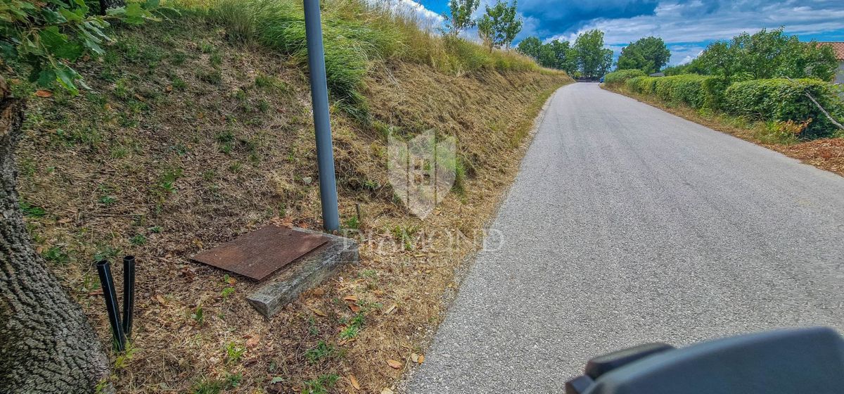 Osrednja Istra, zemljišče 3.874 m² z gradbenim dovoljenjem!