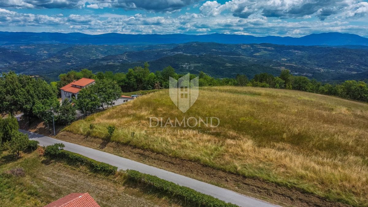 Osrednja Istra, zemljišče 3.874 m² z gradbenim dovoljenjem!