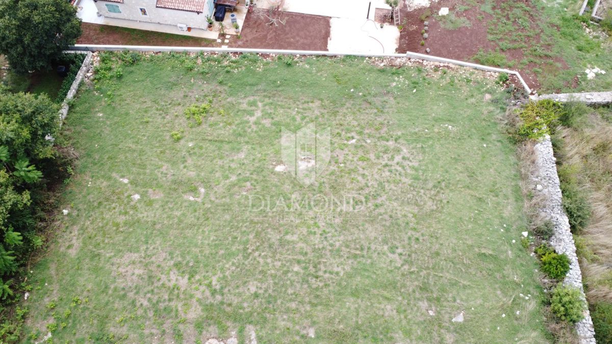 Okolica Sv. Lovreč – zemljišče 1.333 m² z možnostjo parcelacije