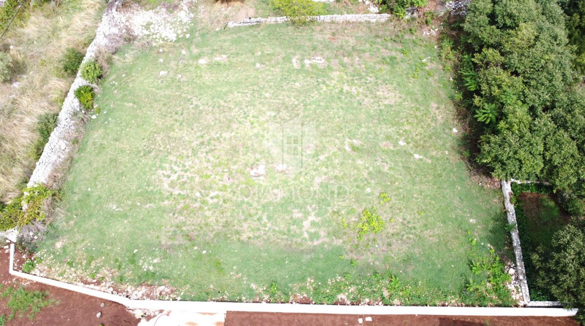 Okolica Sv. Lovreč – zemljišče 1.333 m² z možnostjo parcelacije