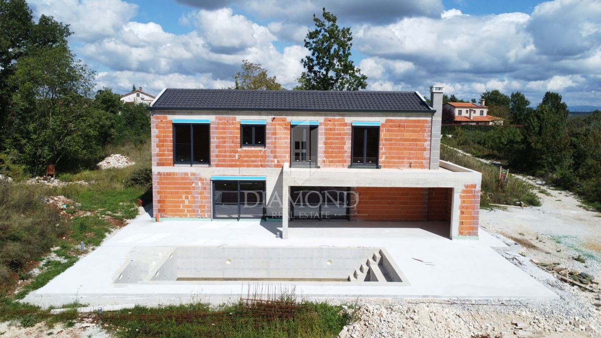 Poreč, okolica, moderna vila z bazenom v naravi