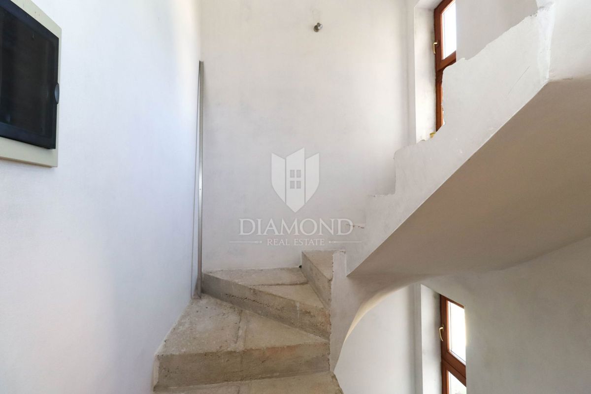 PRILOŽNOST! Pomer - samostojna hiša 150 m od morja! 