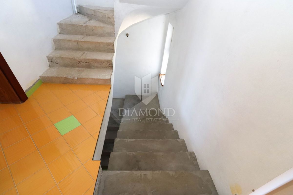 PRILOŽNOST! Pomer - samostojna hiša 150 m od morja! 